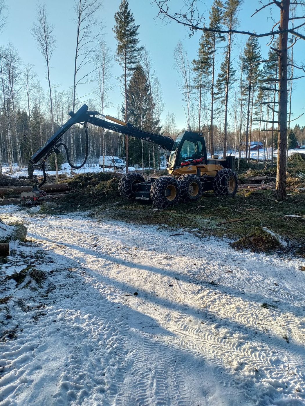 Skogsmaskin i vinterskogen i Dalarna